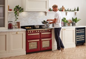 Wide shot during cooking 1412